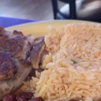 Bistec Encebollado · Fried beek steak with onions served w/rice and beans
Acompañado: arroz amarillo y frijoles