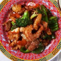 Happy Family · Roast pork, chicken, beef, shrimp and scallop sauteed with Chinese vegetable in brown sauce.