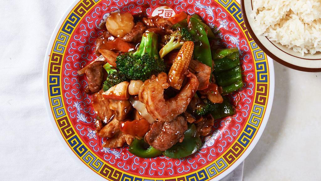 Happy Family · Roast pork, chicken, beef, shrimp and scallop sauteed with Chinese vegetable in brown sauce.