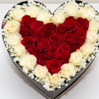 40 Roses In A Heart Shape · Caja de lujo con 40 rosas rojas o bicolor.