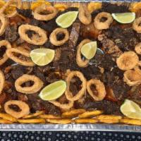 Picalonga De Mariscos · Calamares, cola de langosta, crab legs, clams, filete de pescado con tostones y o batata / C...