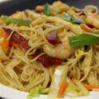 Singapore Chow Mei Fun · Thin rice noodle stir fry with egg, shrimp, pork, chicken, onion, green onion, cabbage stir ...