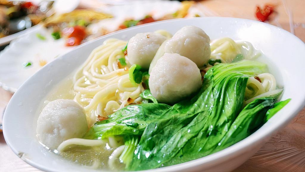 Homemade Fish Ball With Noodle Soup · 鱼丸汤面.