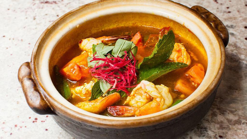 Masak Asam Pedas  · Classic Malaysian’s Clay -Pot Soup with tamarind broth infused with
ginger flower, laksa leaf, turmeric.
Medium spicy, contain shrimp