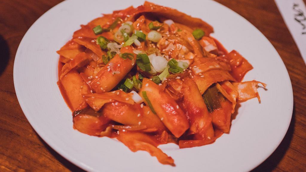 Ttuckpokki 떡볶이 · Chewy Korean rice cakes and vegetables simmered in a sweet and spicy chili sauce. Add odeng (fishcake) for an additional charge. *cannot be made gluten free*