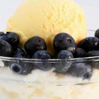 Blueberry Snowy / 蓝莓雪山 · Fresh blueberry, ice cream, vanilla snow white iced. / 新鲜蓝莓，雪糕，香草白雪冰底。.