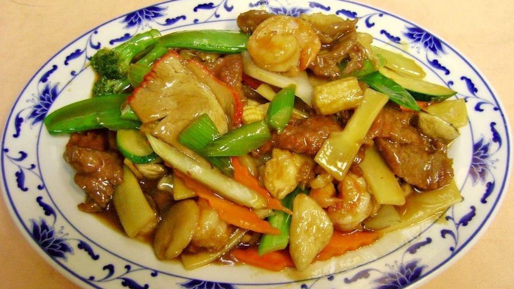 Four Season · Beef, shrimp, chicken and roast pork with mixed Chinese vegetable.