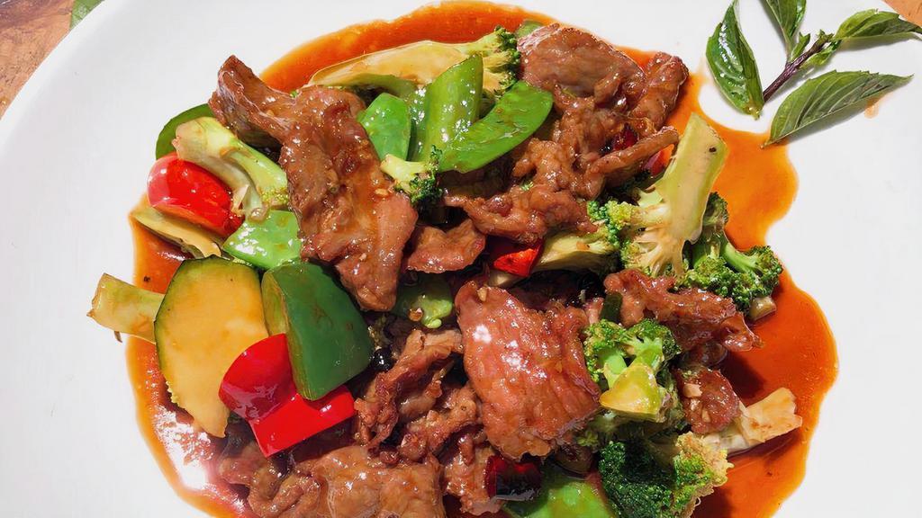 Beef Hunan Style · sauteed sliced beef and broccoli, snow peas, green pepper, luffa, water chestnut w. spicy black bean sauce