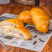 Cachito De Pavo Y Queso Crema / Turkey & Cream Cheese · Otro favorito de los venezolanos, pan suave y dorado enrollado y relleno de jamón de pavo y ...