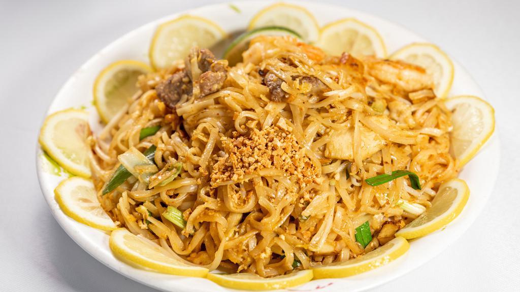 Pad Thai(Lunch) · Hot Spicy.Stir-fried Thai noodles with  egg, bean sprouts, dry tofu & topped with ground peanuts