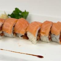 Pat Roll · Spicy tuna, eel, scallions, tobiko, tempura flakes top with salmon.