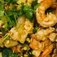 3-Lover Paradise · Shrimp, chicken, and pork sautéed with mixed vegetables. Served in our delicious homemade ga...