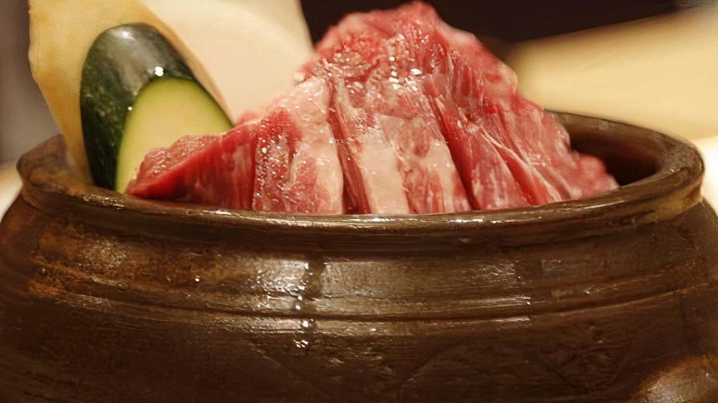 Hang-Ali Yangnyeom-Sogalbi 항아리 소갈비 · Claypot marinated beef short rib.