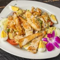 Ensalada Con Pechuga De Pollo / Chicken Breast Salad · Las ensaladas tienen como base lechuga mixta, pepino, cebolla, tomate, mango, aguacate y ade...