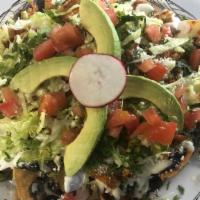 Nachos · Incluye queso mozzarella o queso Oaxaca, pico de gallo, aguacate y jalapeños, pollo, bistec,...