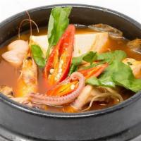O Jinguh Jjigae · Spicy squid and vegetable stew.