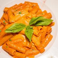 Alla Vodka · Pink cream and vodka sauce with a touch of meat.