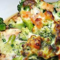 Chicken Mulberry · Grilled chicken breast, broccoli, fresh tomatoes, garlic, olive oil, melted mozzarella.
