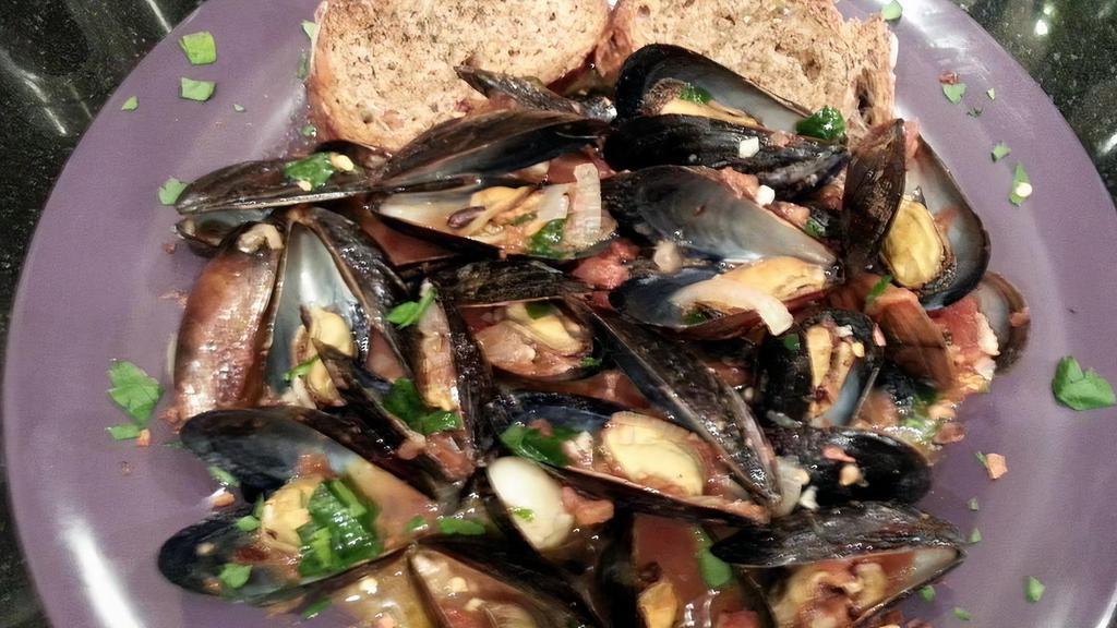 Zuppa Di Mussels · Served with sweet or hot marinara sauce