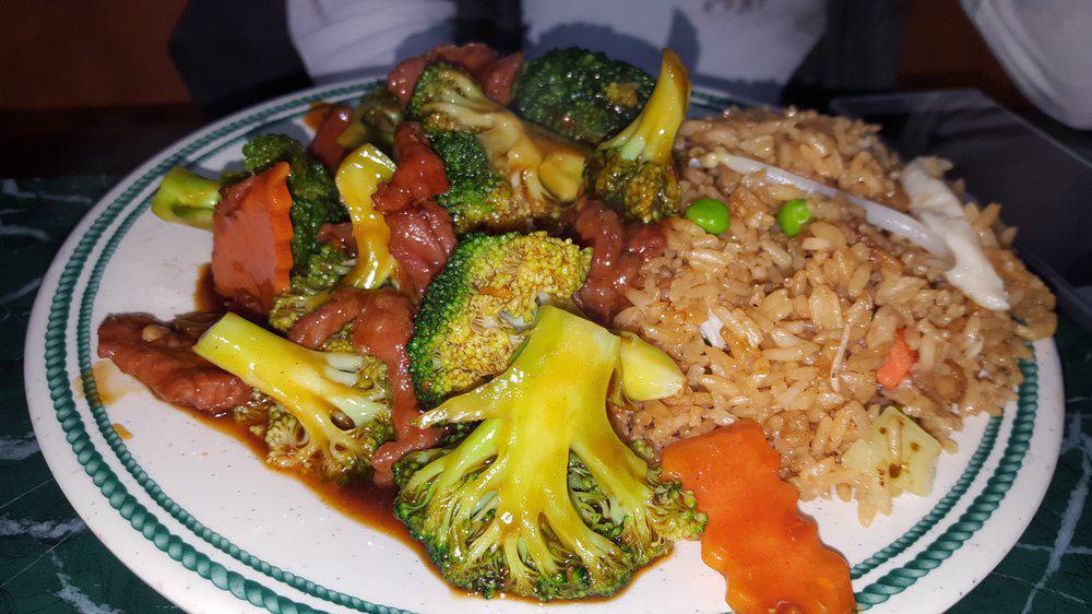Lunch General Tso'S Chicken · Hot and spicy. Served with chicken fried rice and choice of vegetable roll, soup or soda.