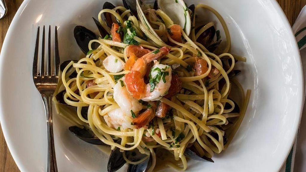 Linguini Pescatore · Mussels, clams, shrimp