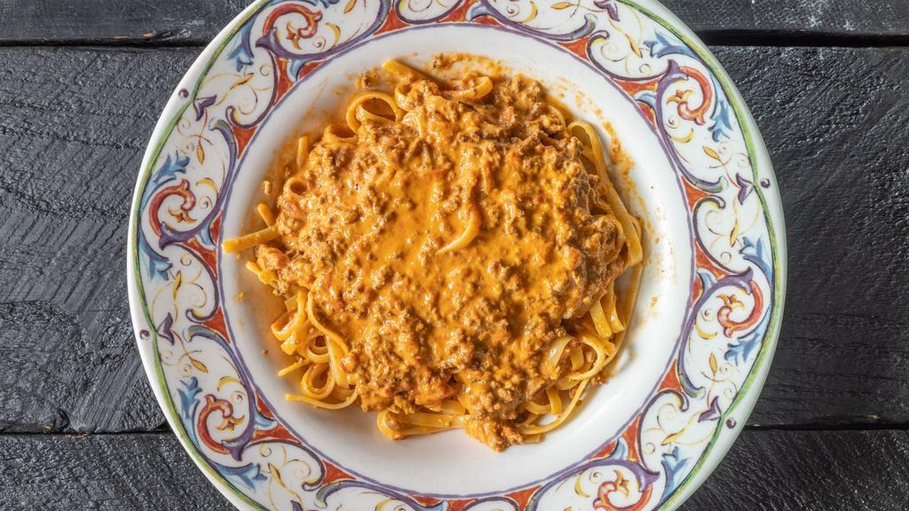 Fettuccine Bolognese / Bolognese Fettuccine
 · Fettuccine pasta with fresh meat sauce and a touch of cream.