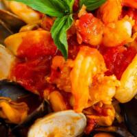 Seafood Lover'S Platter · Clams, shrimp, mussels scungilli & calamari with marinara sauce served over a bed of linguini