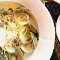Linguini Al Vongole · Fresh whole little neck clams, garlic, white wine sauce or red tomato sauce.