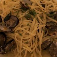 Linguine Alle Vongole Dinner · Little neck clams, cockles, white wine garlic and oil.