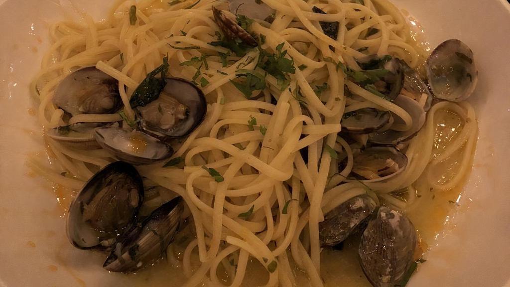 Linguine Alle Vongole Dinner · Little neck clams, cockles, white wine garlic and oil.