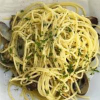 Spaghetti Alle Vongole · Spaghetti with clams, white wine sauce.