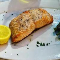 Salmone Al Forno · Baked salmon with green beans.