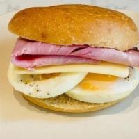 The Piglet · Ham, eggs and cheddar on a sourdough bagel