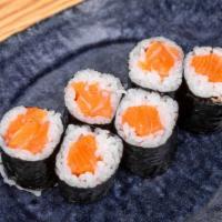 Salmon · Cut roll with six pieces.