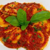 Ravioli Marinara · Fresh tomato sauteed w/ garlic, oil & oregano.