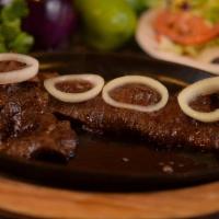 Bistec Encebollado O A La Criolla · Steak with onions or creole sauce . (with three side orders / con tres acompañantes).