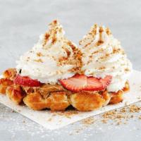 Strawberry Shortcake Wafel · spekuloos cookie spread, strawberries, whipped cream, cookie crumble. Talks like a shortcake...