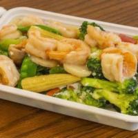 Tung Ting Shrimp 洞庭虾 · Marinated shrimps with broccoli, snow peas, mushrooms, bamboo shoots in tasty white sauce.