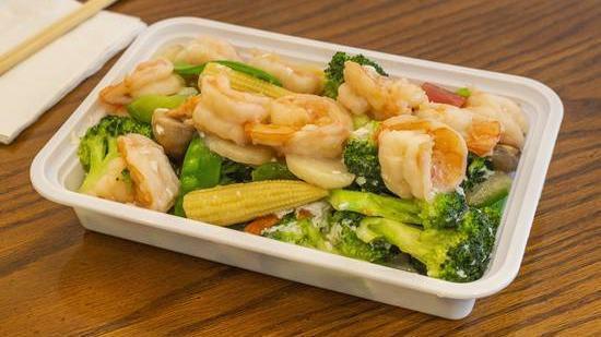 Tung Ting Shrimp 洞庭虾 · Marinated shrimps with broccoli, snow peas, mushrooms, bamboo shoots in tasty white sauce.