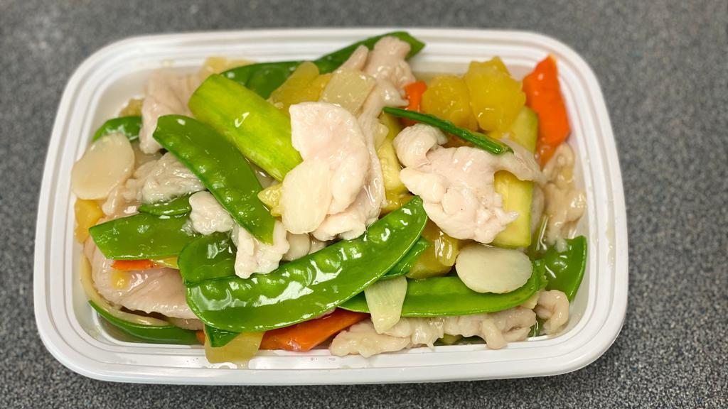 Pineapple Chicken 菠蘿鸡 · sliced white meat chicken, pineapple cubes, snow peas, and bamboo shoots in tasty white sauce.