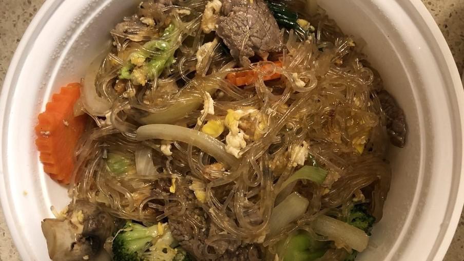 Dinner Pad Woon Sen · Stir-fried glass noodle with egg, scallion, onion, Napa, mushroom, American broccoli.