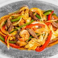 Mixa-Fajita · Steak, chicken and shrimps with onions and bell peppers served with guacamole, sour cream; s...
