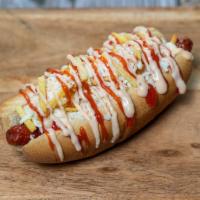 Small Hotdog / Perrito · Hot dog, salad, minced potato chips, and cheese.