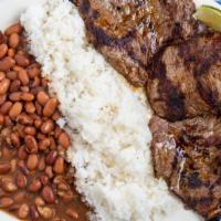 Palomilla De Res A La Plancha · Con arroz y frijoles (grilled top sirloin steak served with rice and beans)
