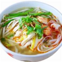 Ipoh Style Noodle Soup 怡保果条汤 · Noodles with chives, bean sprouts and crispy garlic infused oil in chicken broth.