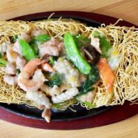 Sizzling Pan Fried Crispy Noodle 两面黄 · Famous crispy egg noodles topped with chicken, shrimp, pork, mushroom, bok choy, and carrot ...