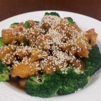 Sesame Chicken / 芝麻鸡 · Chunks of chicken with sesame seed sautéed in a special brown sauce along with broccoli.