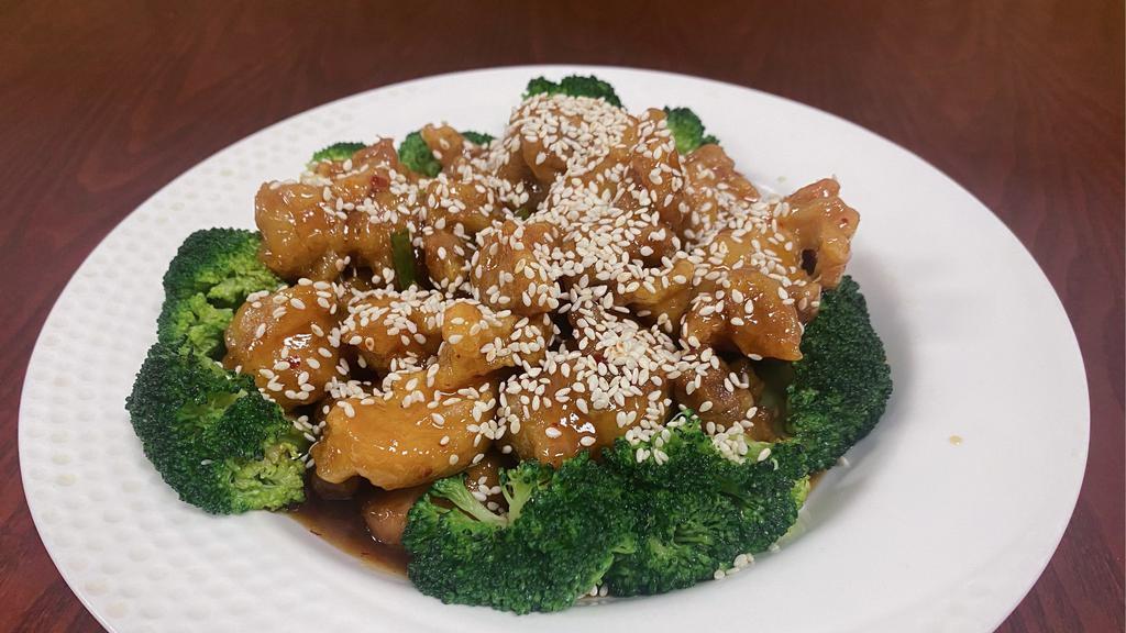 Sesame Chicken / 芝麻鸡 · Chunks of chicken with sesame seed sautéed in a special brown sauce along with broccoli.