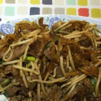 Stir-Fried Flat Rice Noodle With Beef · 