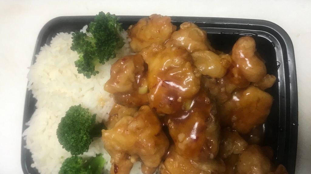 General Tso'S Chicken / 左宗雞 · Hot and spicy. / 辣. Served with white rice. Deep fried chunk chicken With hot bean sauce and served With broccoli. / 附白飯。炸雞塊佐辣豆醬配芥蘭.